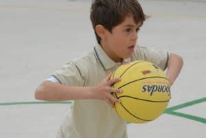 enfant jouant a basket à l'intérieur